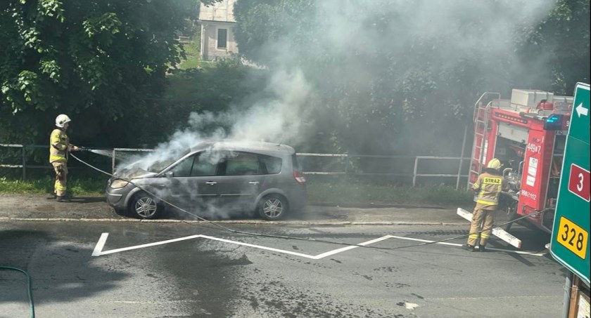 Pożar samochodu na DK 3 w Kaczorowie. Kompletna znieczulica kierowców