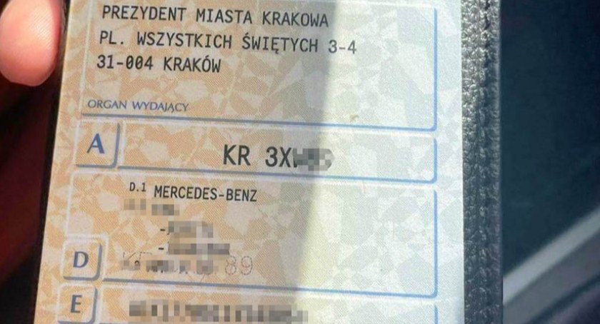 Dowód rejestracyjny wraz z ubezpieczeniem znalezione na szlaku