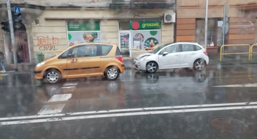 Kolizja na Małej Poczcie. Prawy pas w kierunku centrum zablokowany