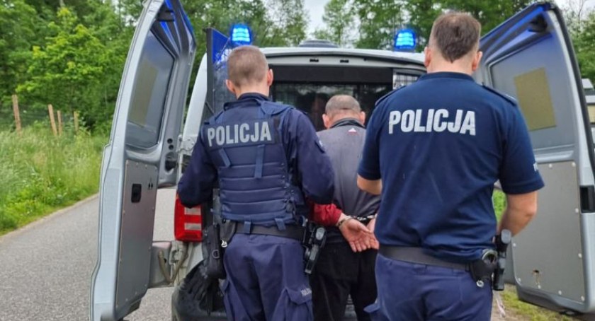 Nie zatrzymał się do kontroli, bo był pijany i posiadał zakaz prowadzenia pojazdów