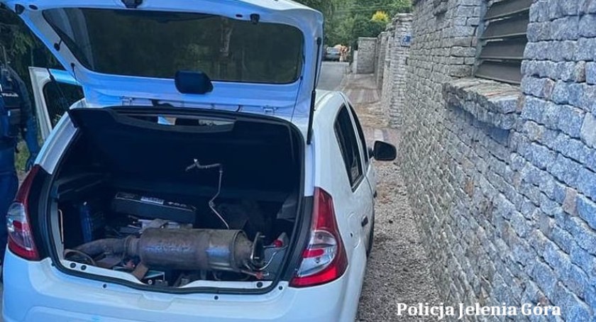 Ukradli i schowali samochód, mimo to wpadli w ręce policjantów