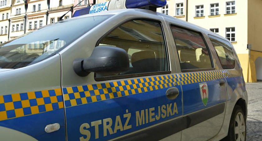 Jelenia Góra : Nieletni spożywali alkohol w miejscu publicznym. Wpadli przez monitoring.