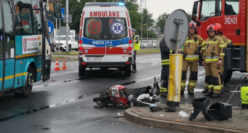 Potrącenie motorowerzysty na alei Jana Pawła. Poszkodowany w szpitalu