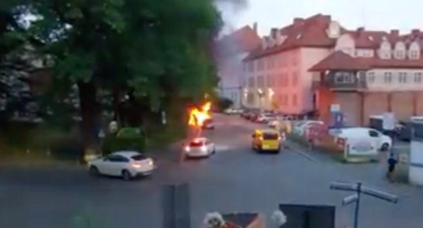 Jelenia Góra : Samochód spłonął przy areszcie. Film