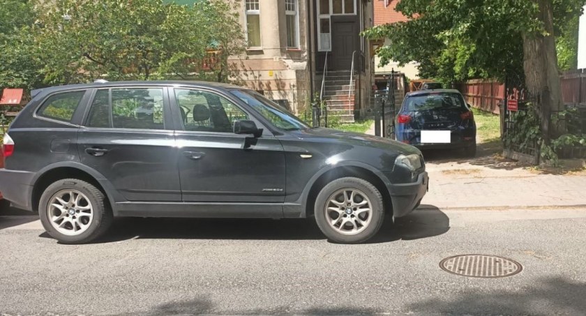 Arogancja kierowców. Parkują blokując wyjazdy z posesji