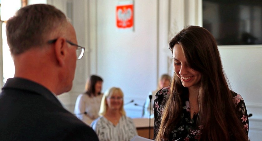Najwybitniejsi uczniowie w Jeleniej Górze nagrodzeni. Ich średnie znacznie przekraczają 5.0