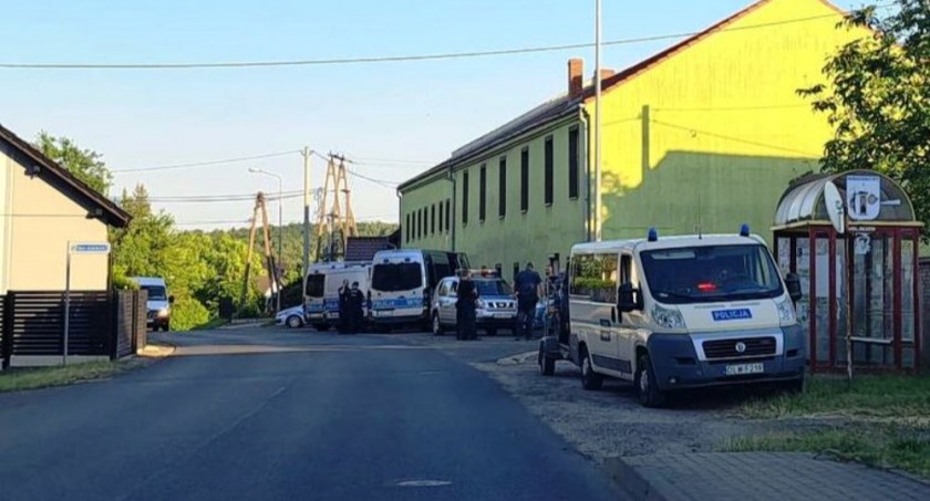 Prawdopodobnie zabrał broń policjantowi i uciekł. Trwają poszukiwania zbiega