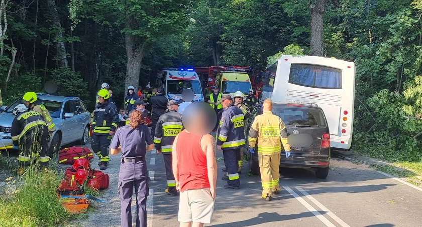 Dramatyczny wypadek w Kowarach. Przełęcz Kowarska zablokowana