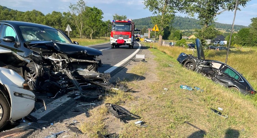 Wypadek z udziałem trzech samochodów. DK 3 w stronę Wrocławia zablokowana