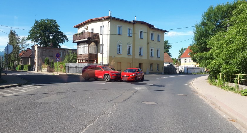 Zderzenie dwóch samochodów w Cieplicach