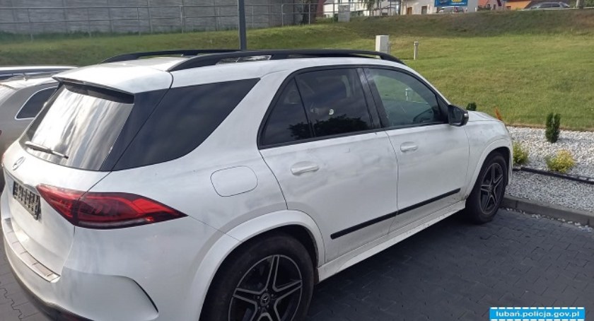 Samochód skradziony w Pradze odnaleziony na sklepowym parkingu w Lubaniu