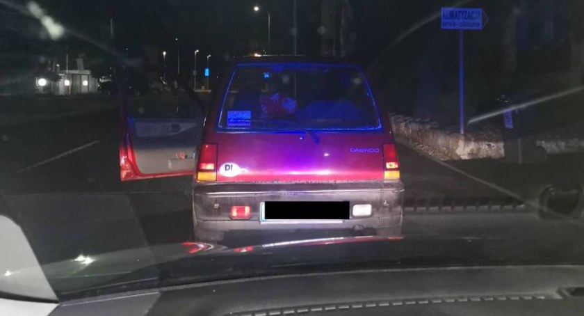 Kierująca wbrew zakazom, poszukiwana kobieta zatrzymana z narkotykami