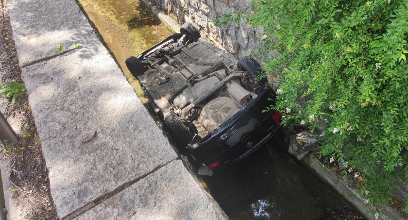 Kaczorów : 19 letnia kierująca Volkswagenem wpadła do strumyka. Samochód leży na dachu