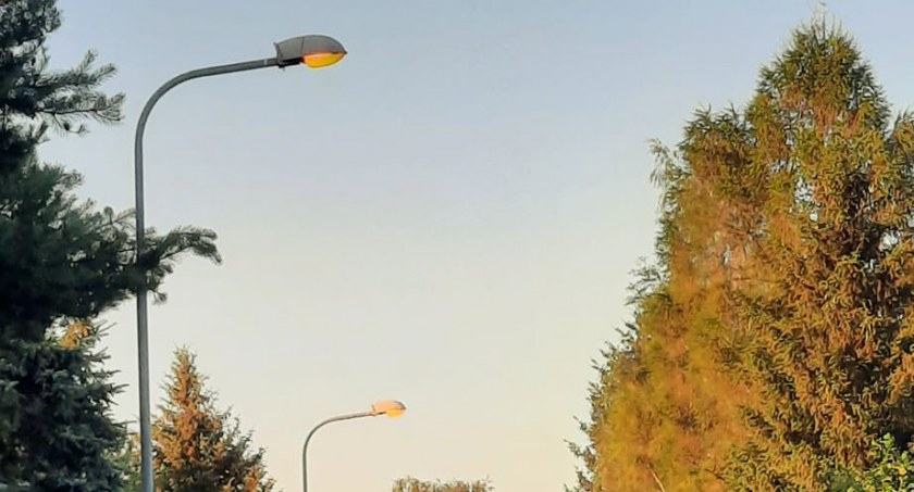 Latarnie w Jeleniej Górze świecą nawet w dzień. Kto za to płaci?