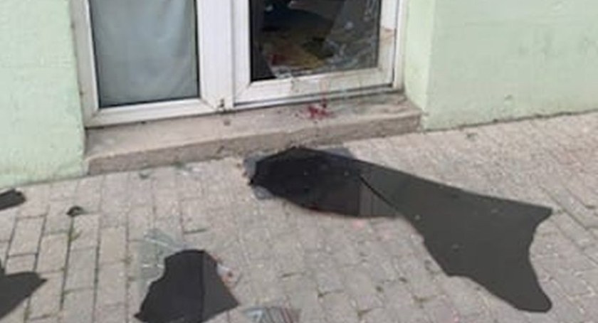 Awanturowała się, groziła sąsiadce oraz uszkodziła drzwi. Została zatrzymana