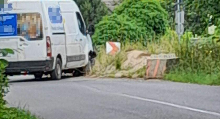 Kurier nie zmieścił się na moście