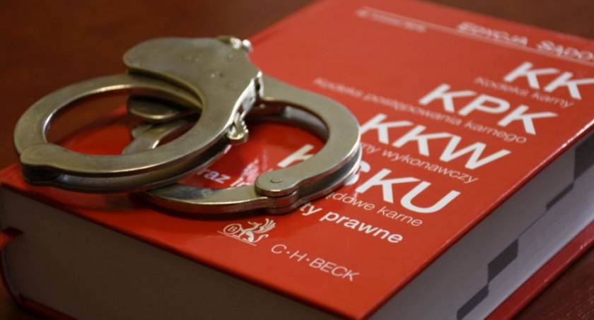 Mężczyzna katował psa. Gdyby nie interwencja sąsiadów pies mógł nie przeżyć