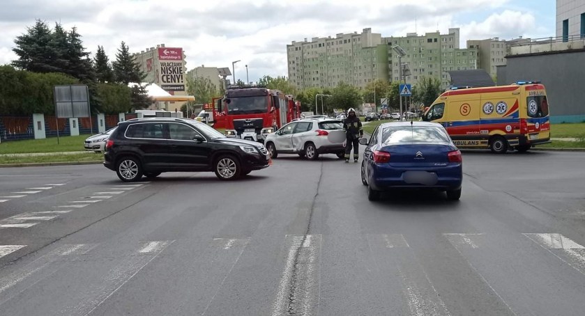Zabobrze : Zderzenie samochodów na newralgicznym skrzyżowaniu