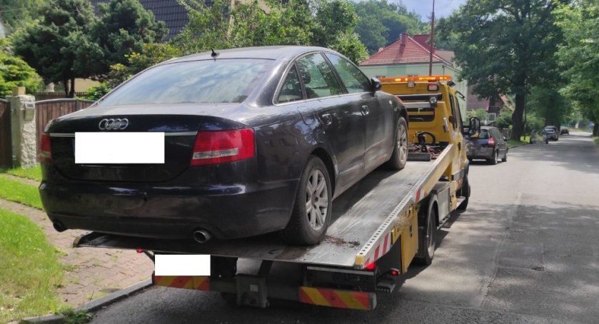 Jelenia Góra : Strażnicy Miejscy usuwają wraki z ulic i parkingów