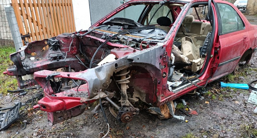 Nielegalny demontaż pojazdów z zanieczyszczaniem gleby
