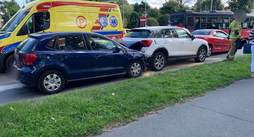 Zderzenie trzech pojazdów na Wolności i upadek rowerzysty
