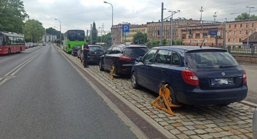 Jelenia Góra : Parkowali w zatoczkach autobusowych