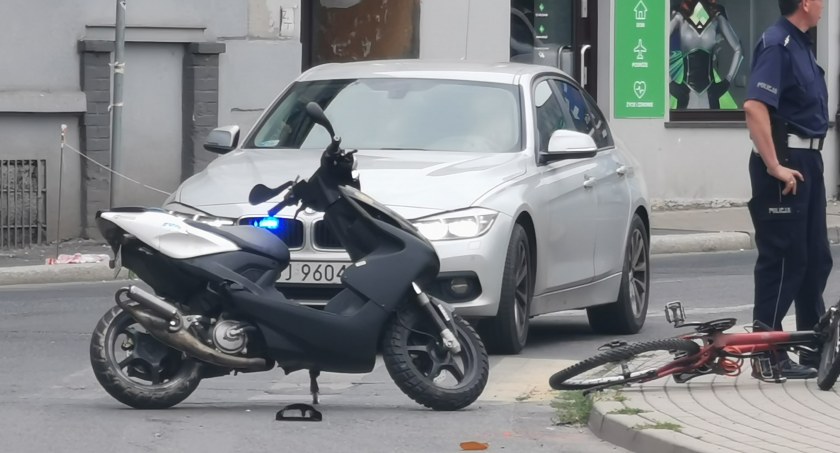 Jadący skuterem mężczyzna zderzył się z rowerzystą