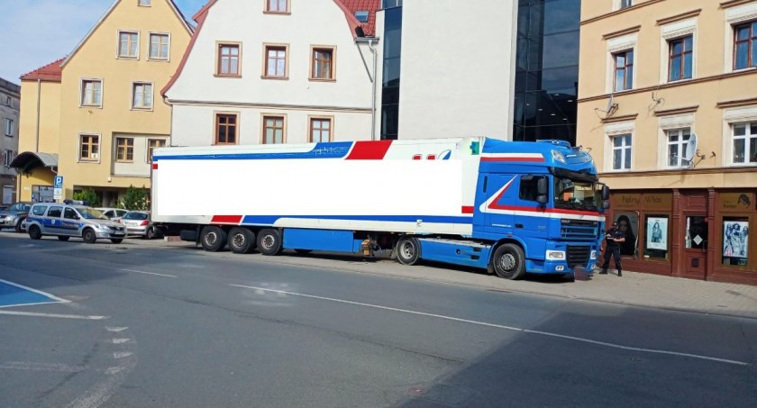 16- tonową ciężarówką zaparkował na chodniku