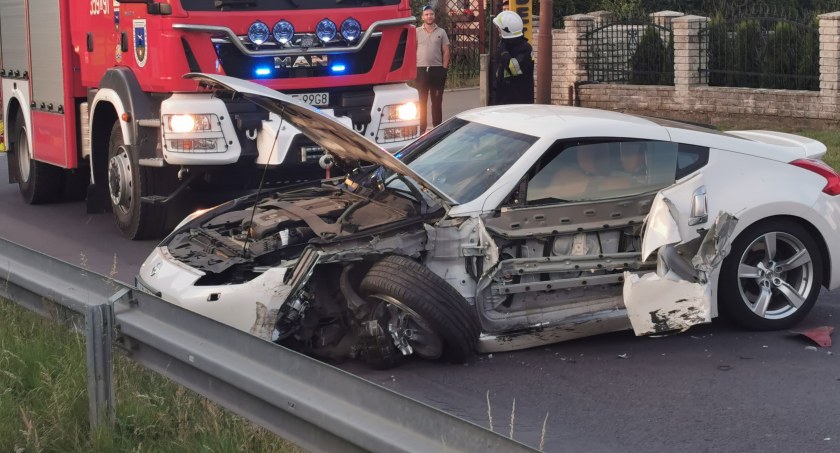 Groźne zderzenie dwóch pojazdów w Jeżowie Sudeckim. Są poszkodowani