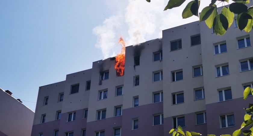 Zabobrze : Potężny pożar mieszkania na jedenastym piętrze