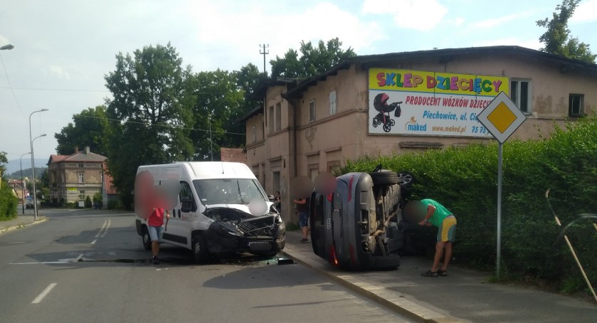 Groźny wypadek na Grunwaldzkiej. Cud, że nikt nie szedł chodnikiem
