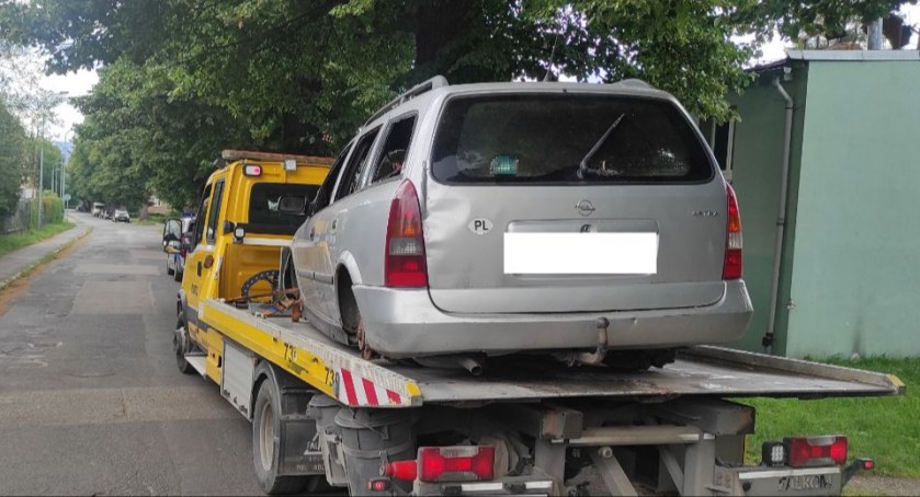 Z jeleniogórskich ulic i parkingów znikają wraki