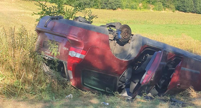 Dachował i porzucił samochód 
