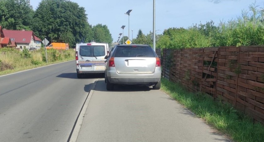 Stanął na środku chodnika - Mistrz Parkowania
