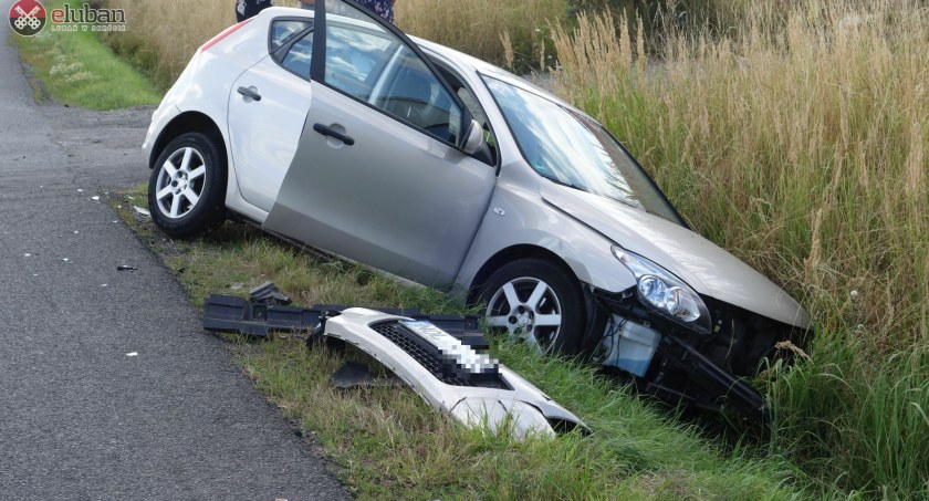 Jeden zjeżdżał z drogi, drugi wyprzedzał. Zderzenie na DK30 