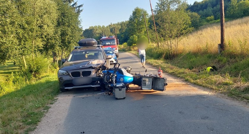 Czołowe zderzenie motocyklisty z samochodem osobowym