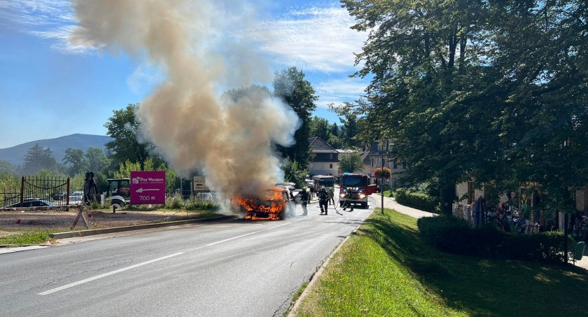 Karpacz : Pożar samochodu na ulicy Karkonoskiej. Nagranie