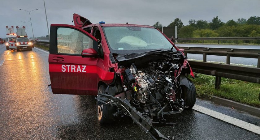 Dramatyczny wypadek na AOW. Rozbity samochód operacyjny straży pożarnej. Nie żyje jeden ze strażaków.