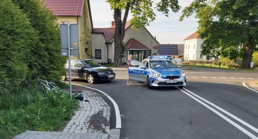 Nastoletni rowerzysta spowodował kolizję w ruchu drogowym. 14- latek trafił do szpitala