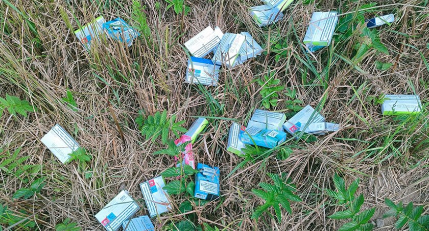 Kilkadziesiąt paczek Heetsów na łące. Ktoś dosłownie rzucił palenie