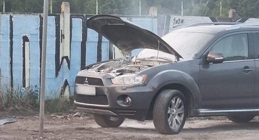 Pożar samochodu w Piechowicach! Zapaliła się komora silnika
