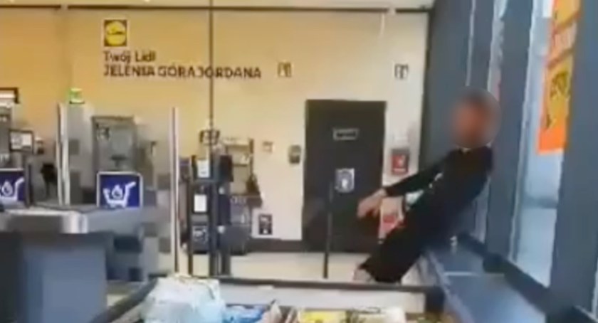 Złodziej złapany na gorącym uczynku wyśmiewa uczciwie zarabiających. Film