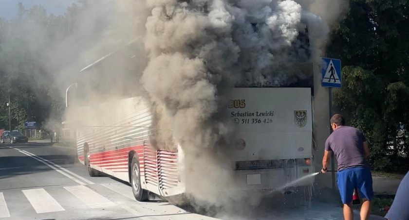 Karpacz : Palił się autobus przewożący dzieci. Droga zablokowana