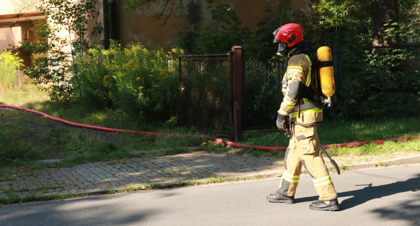 Pożar w budynku dawnej Szkoły Leśnej w Sobieszowie