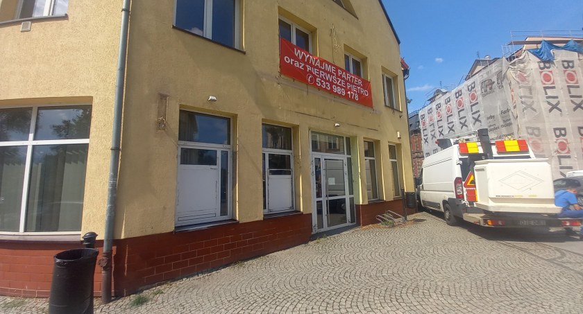 Najpierw zamknął się bank, a dzisiaj zniknęły bankomaty