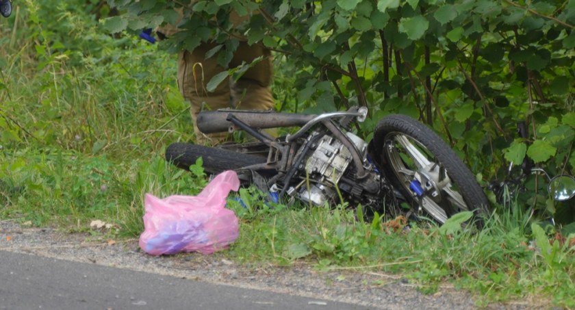Śmiertelny wypadek. Motorower zderzył się ze śmieciarką