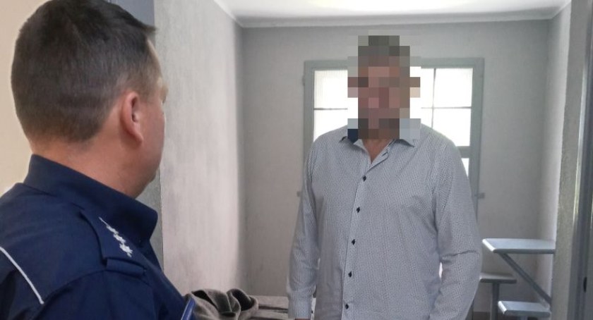 Pijany kierowca zatankował samochód, na widok Policji schował się za stacją