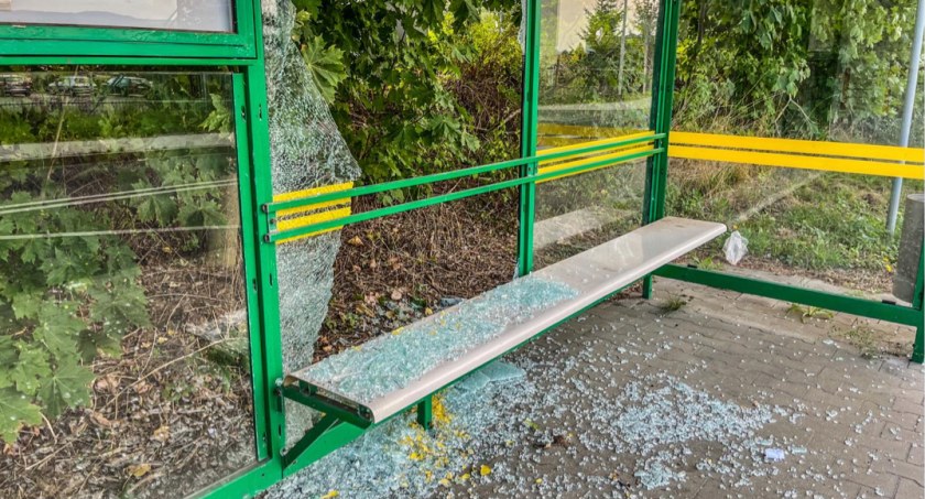 Nowe, szklane wiaty przystankowe łatwym celem wandali. Płacą za to mieszkańcy