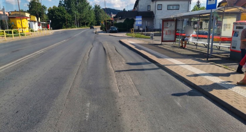 Tragiczny stan techniczny zatok autobusowych w Jeleniej Górze