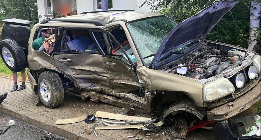 Kaczorów : Groźne zderzenie pojazdów. Poszkodowany zakleszczony w rozbitym samochodzie
